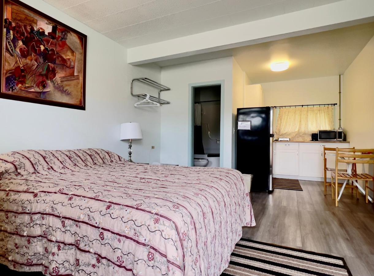 Airport Inn Quesnel Bagian luar foto