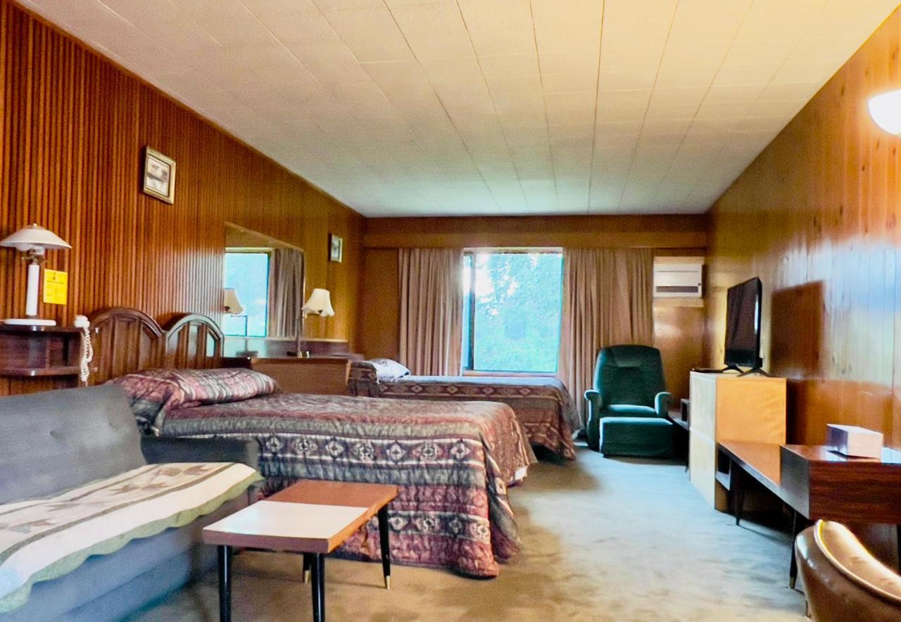 Airport Inn Quesnel Bagian luar foto