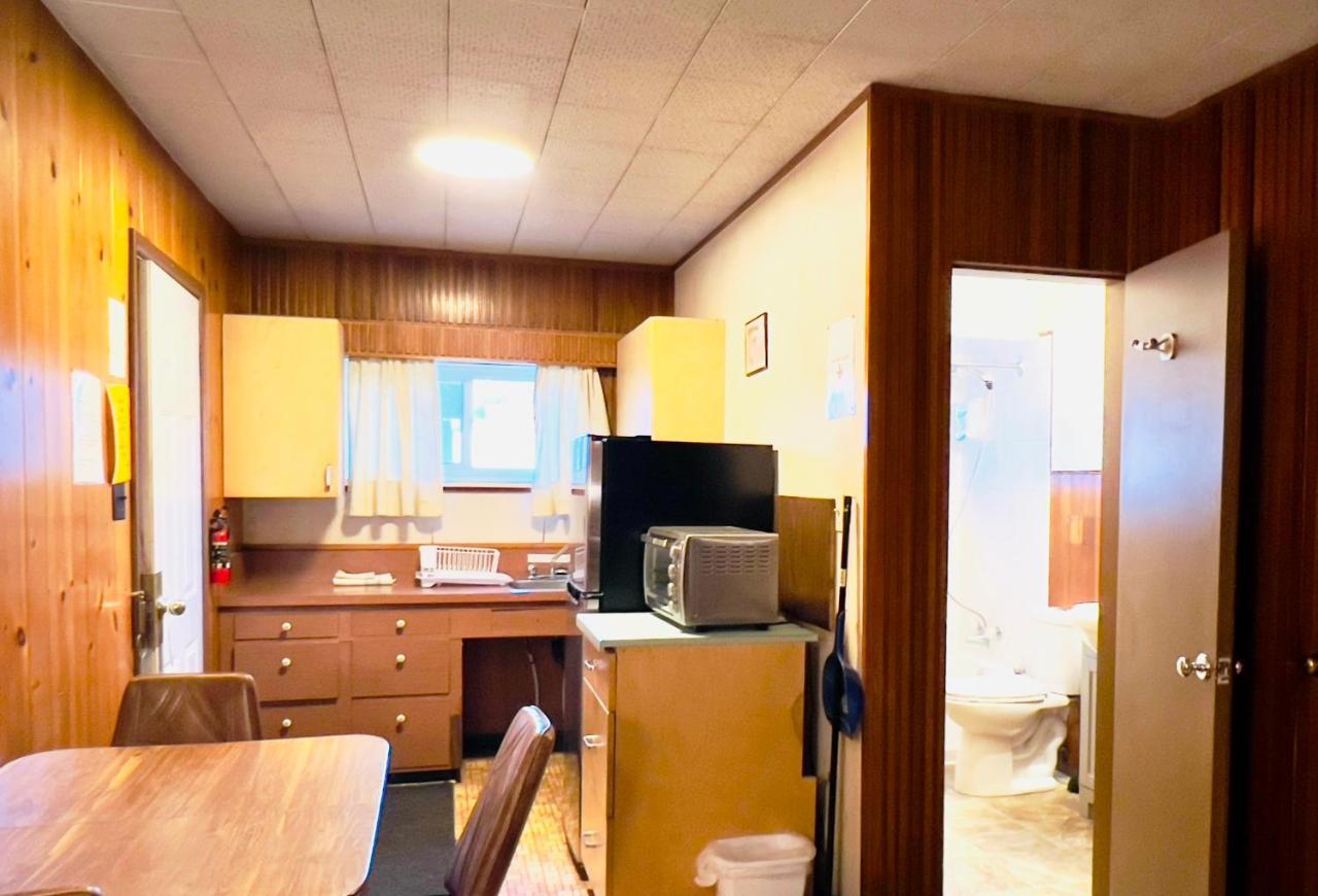 Airport Inn Quesnel Bagian luar foto