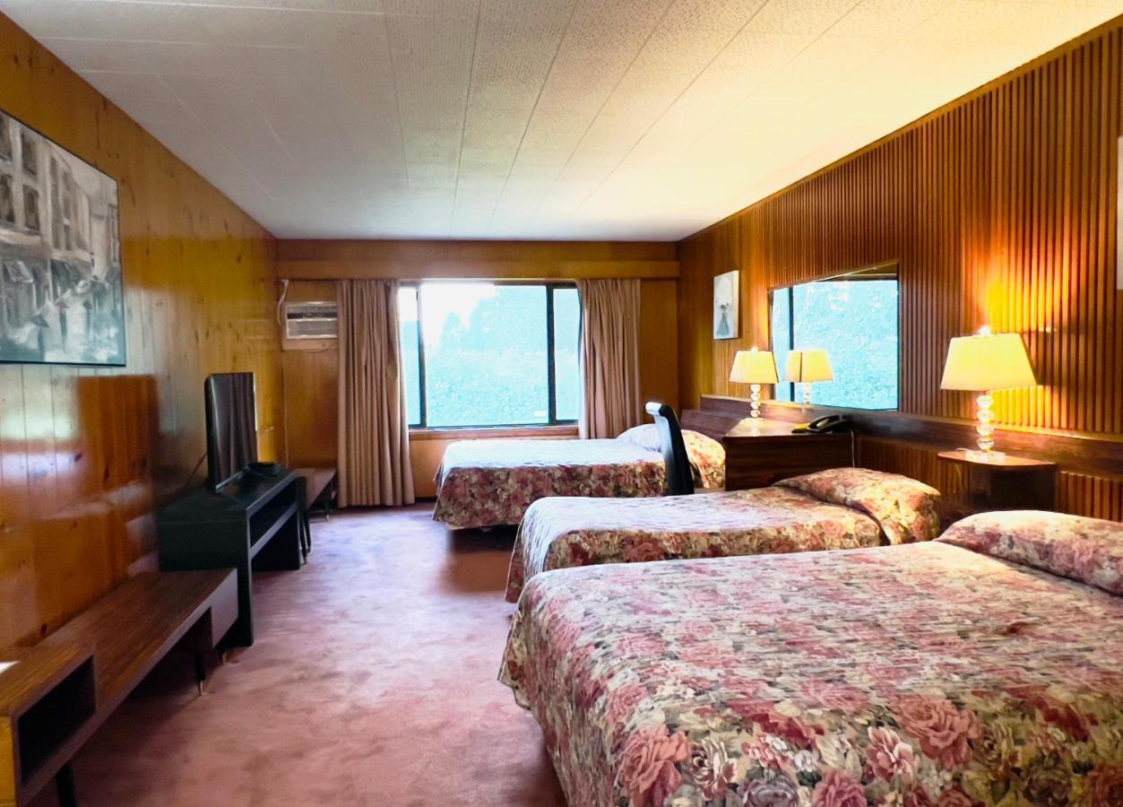 Airport Inn Quesnel Bagian luar foto