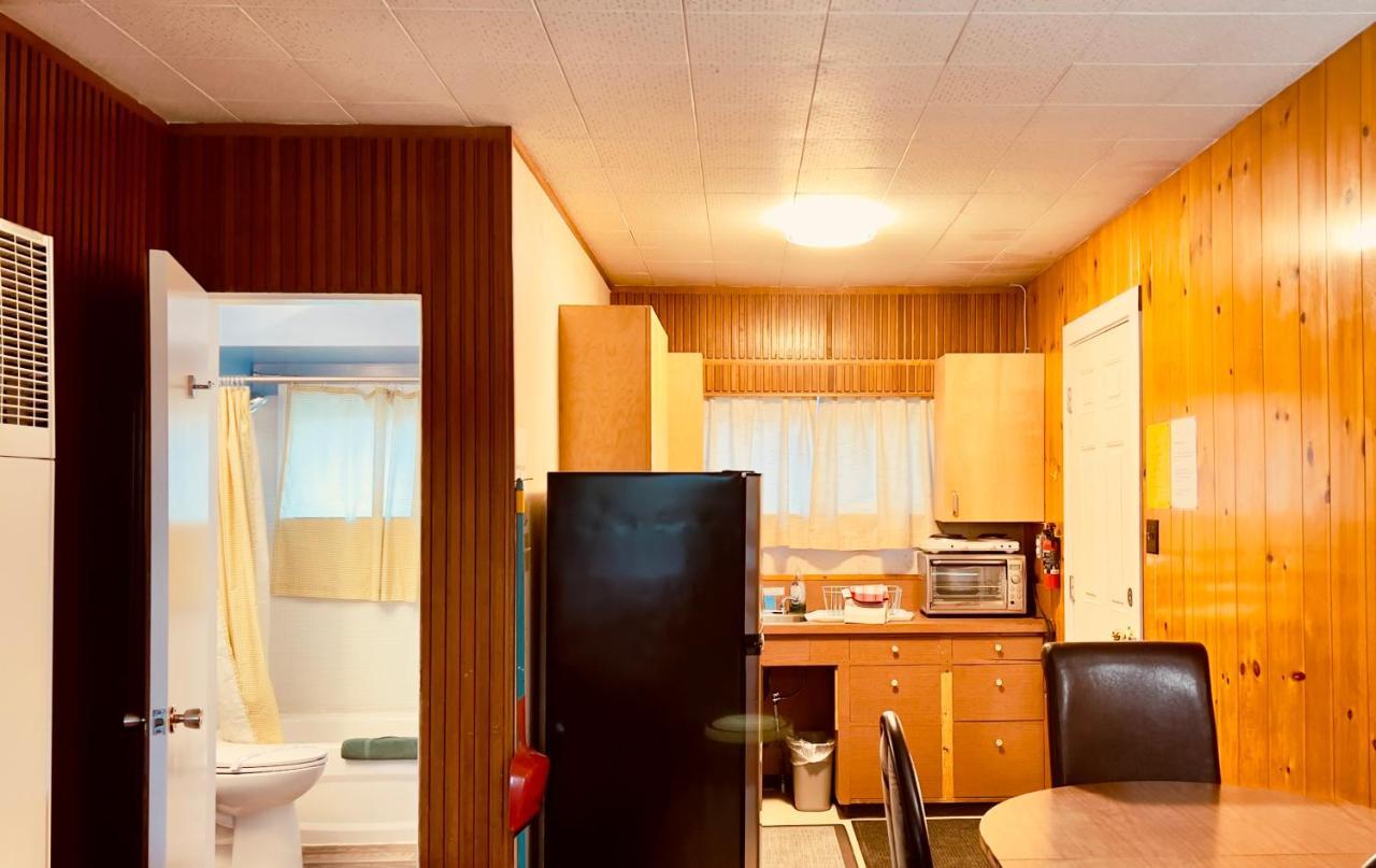 Airport Inn Quesnel Bagian luar foto