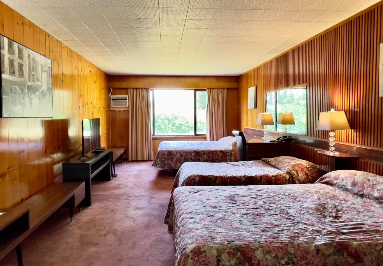 Airport Inn Quesnel Bagian luar foto