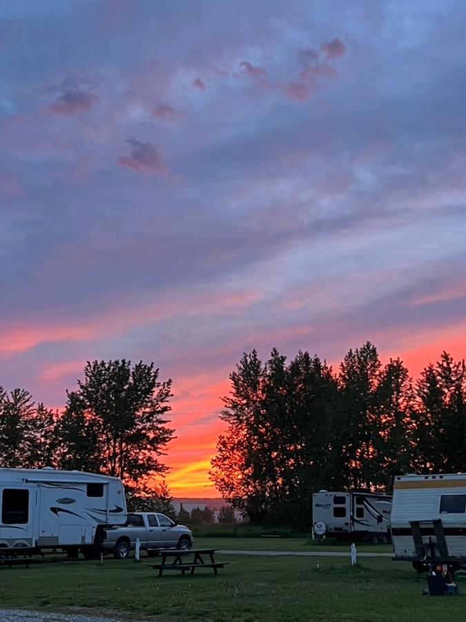 Airport Inn Quesnel Bagian luar foto
