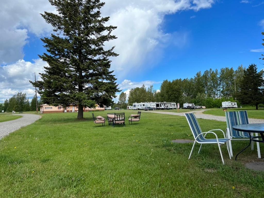 Airport Inn Quesnel Bagian luar foto