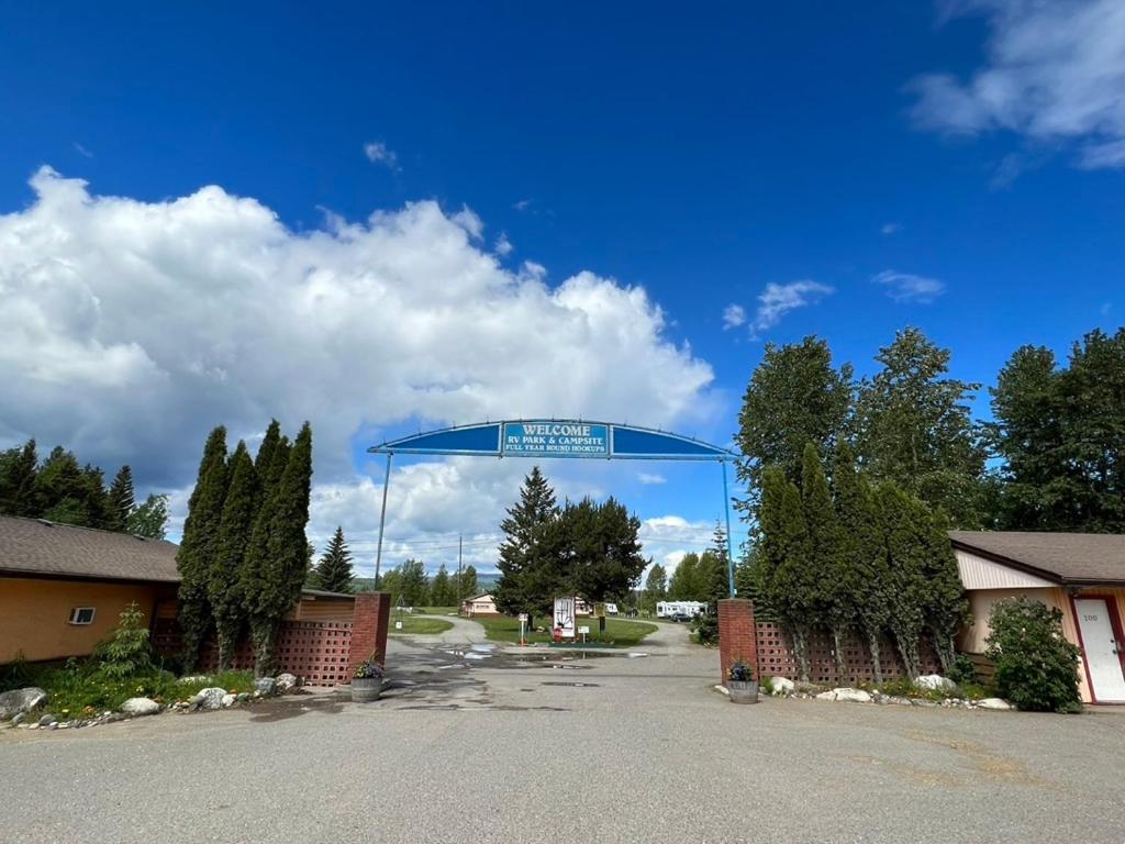 Airport Inn Quesnel Bagian luar foto