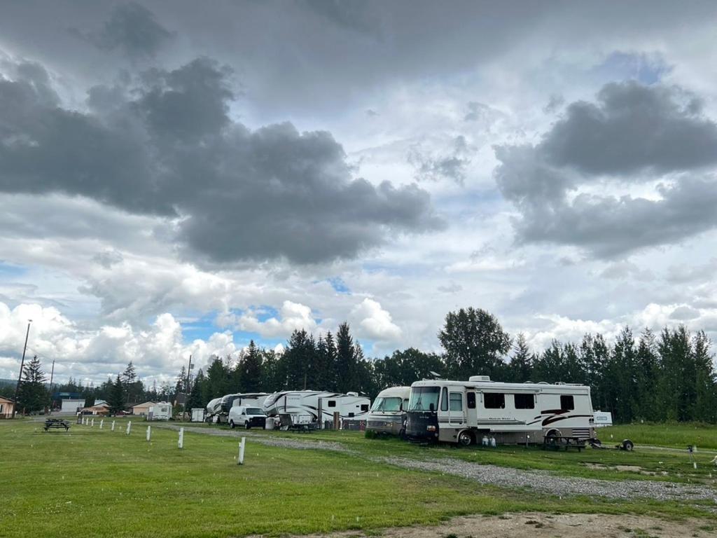 Airport Inn Quesnel Bagian luar foto