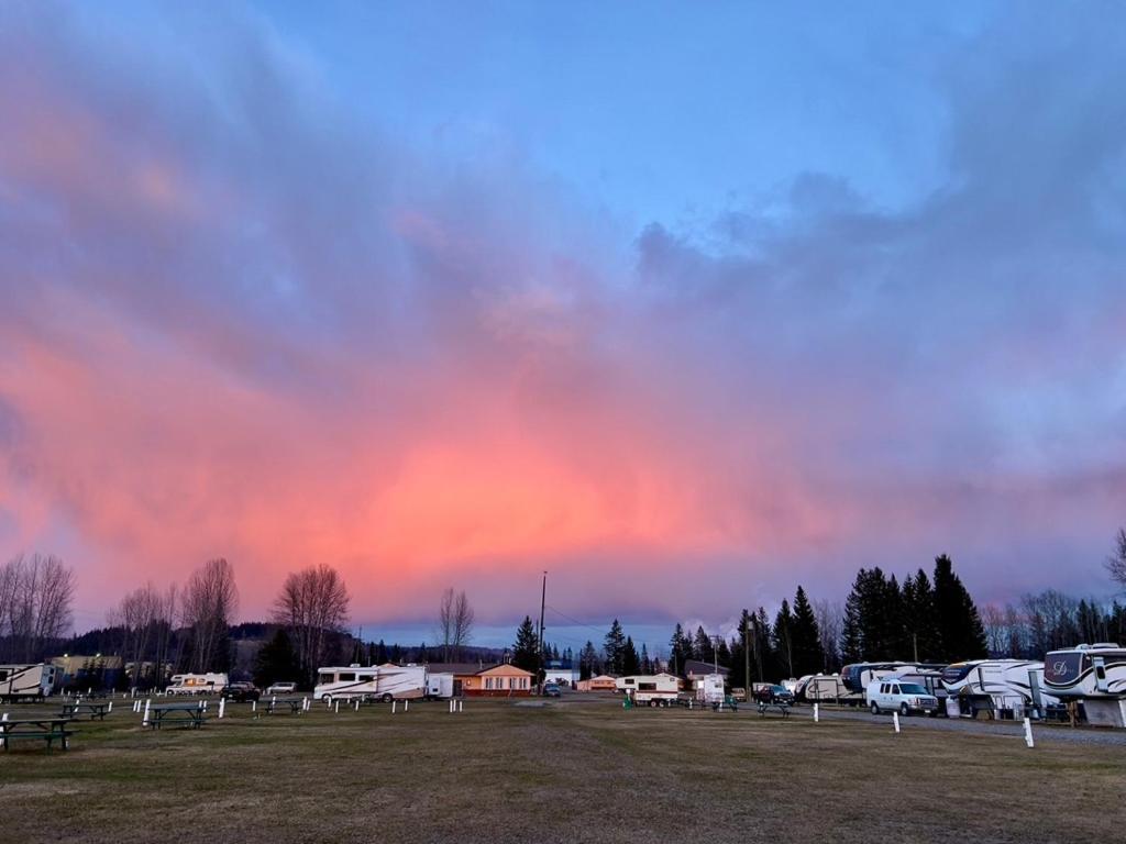 Airport Inn Quesnel Bagian luar foto