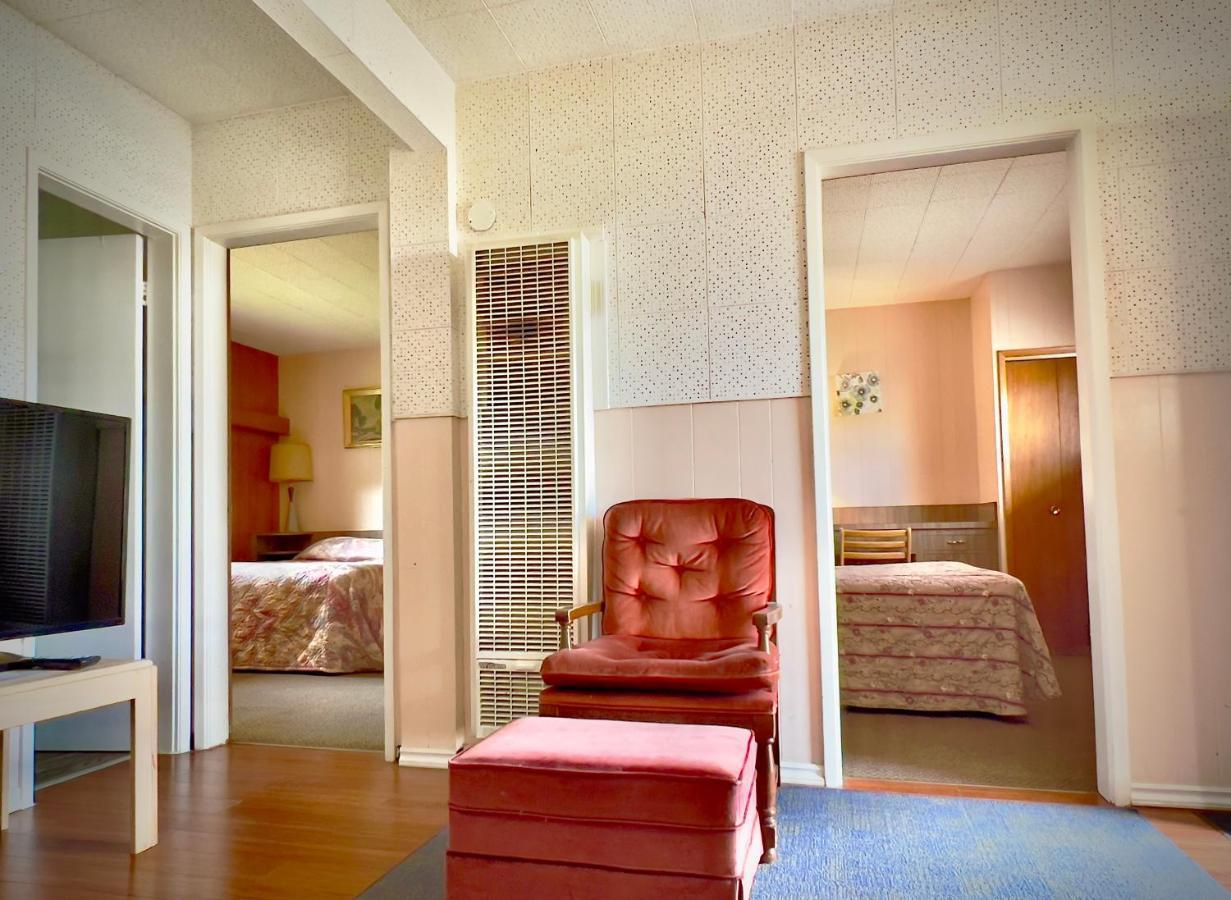 Airport Inn Quesnel Bagian luar foto
