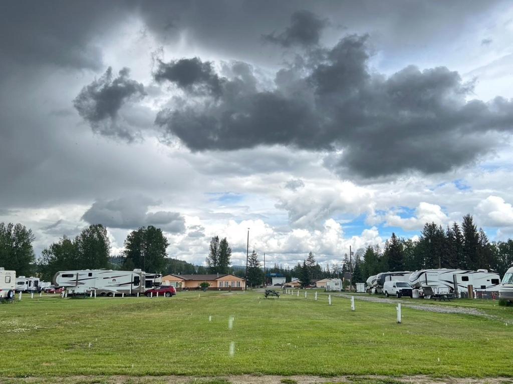 Airport Inn Quesnel Bagian luar foto