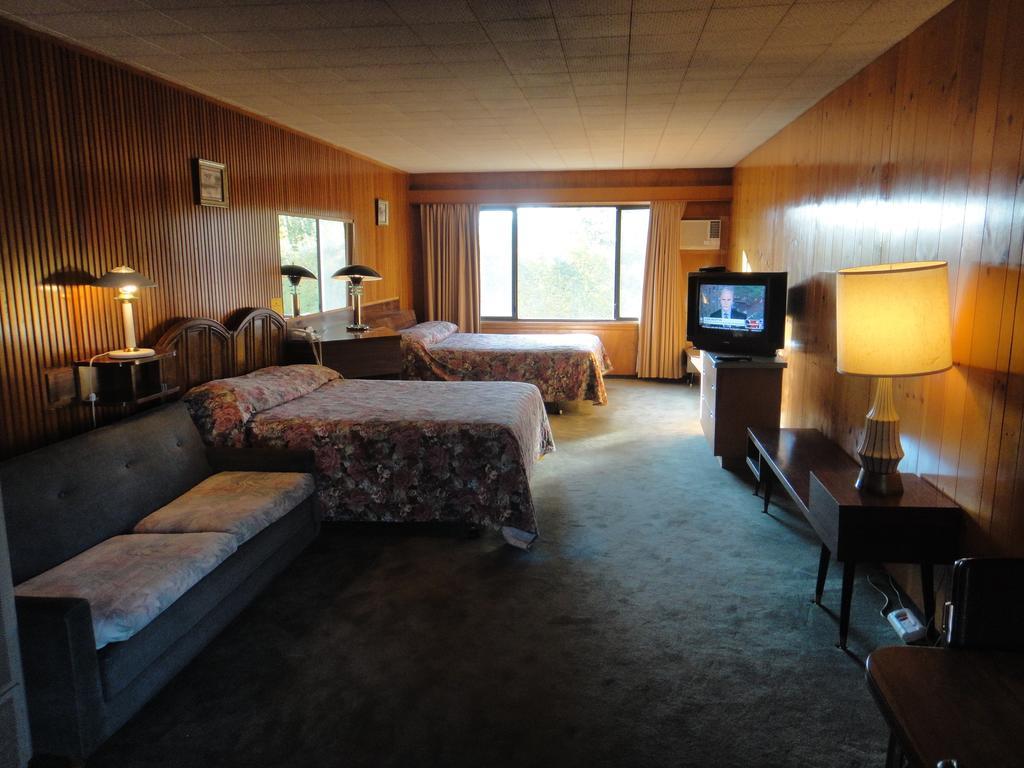 Airport Inn Quesnel Ruang foto