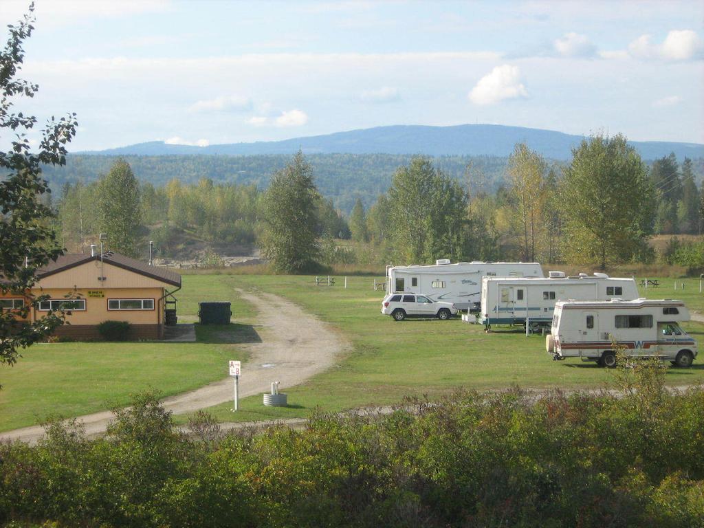 Airport Inn Quesnel Bagian luar foto