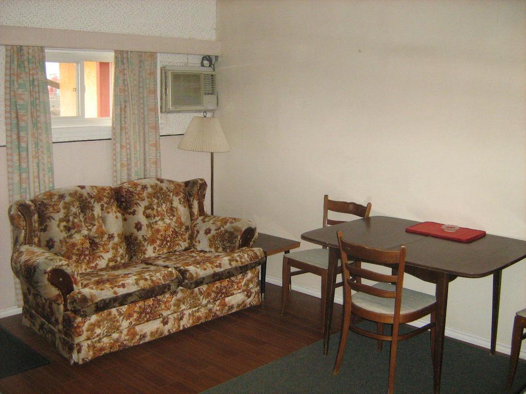 Airport Inn Quesnel Ruang foto