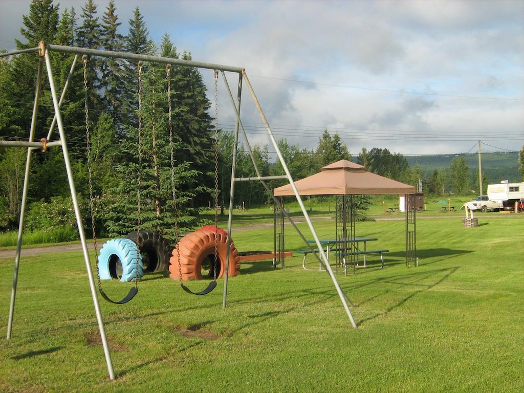 Airport Inn Quesnel Bagian luar foto