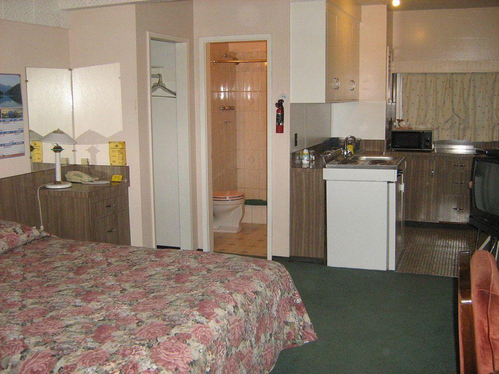 Airport Inn Quesnel Bagian luar foto