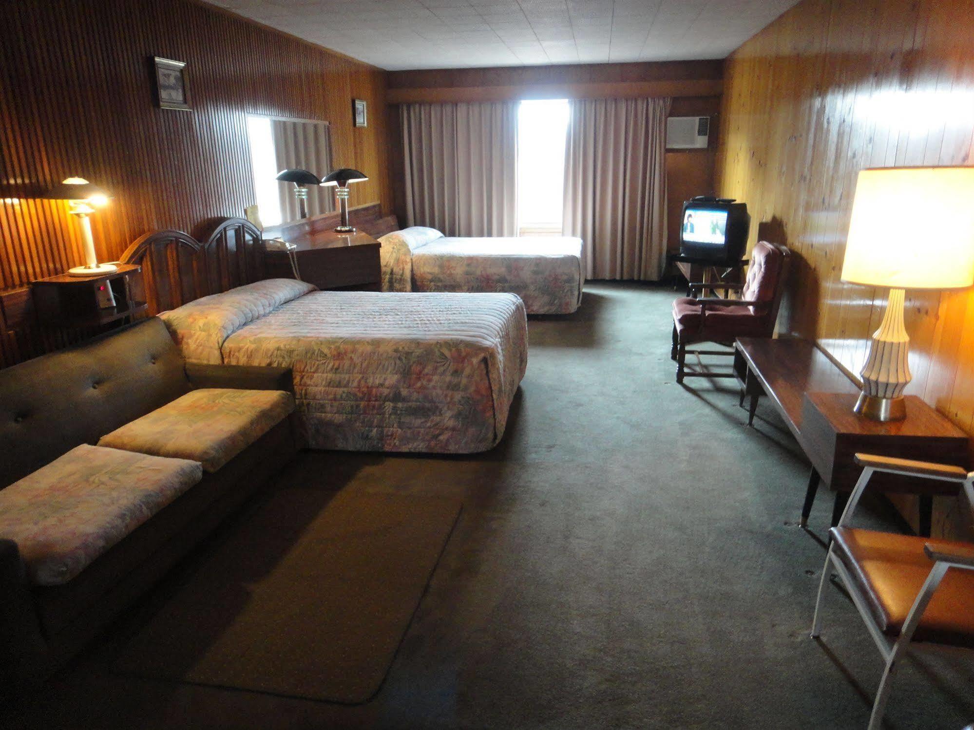 Airport Inn Quesnel Bagian luar foto