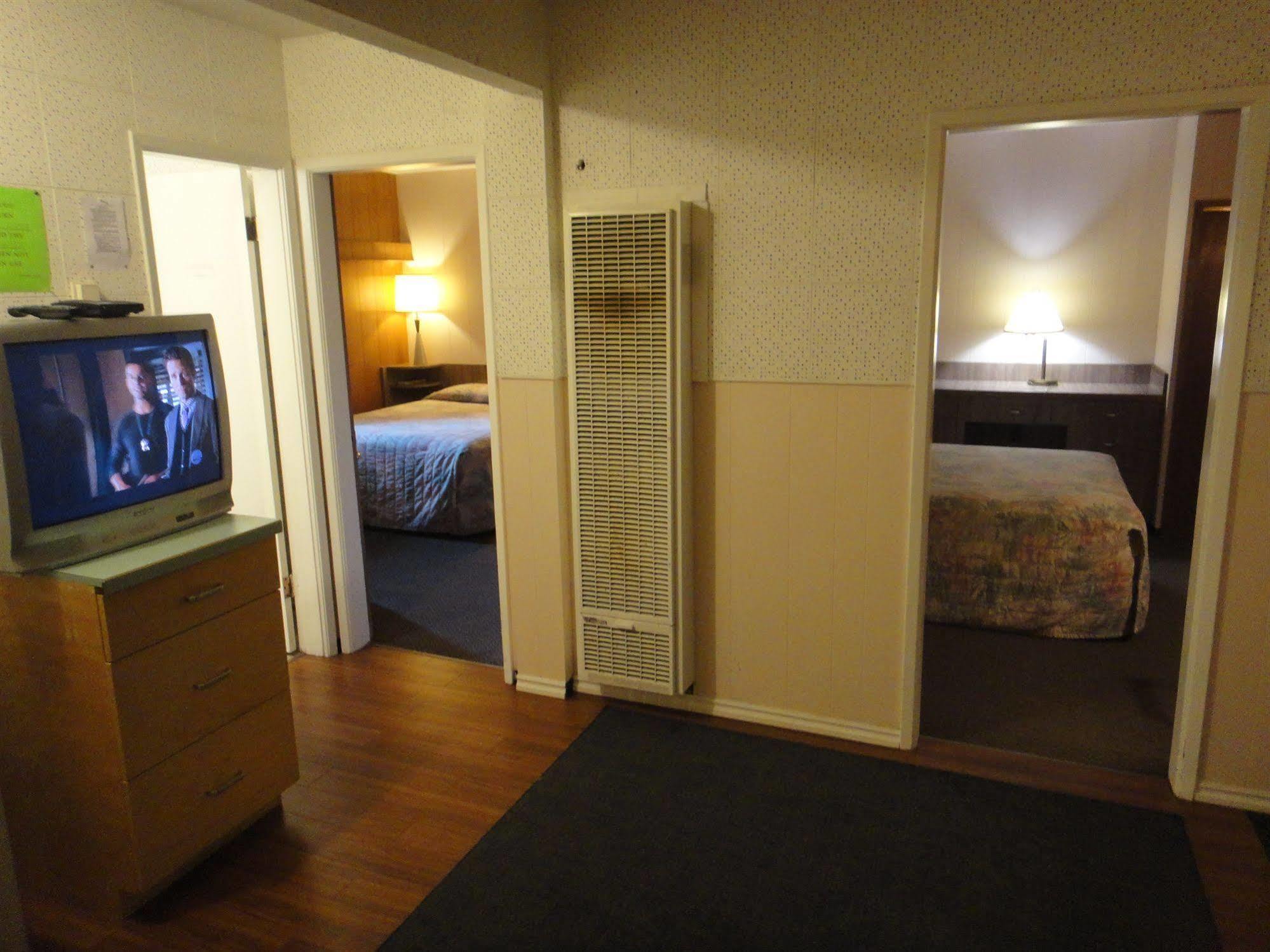 Airport Inn Quesnel Bagian luar foto