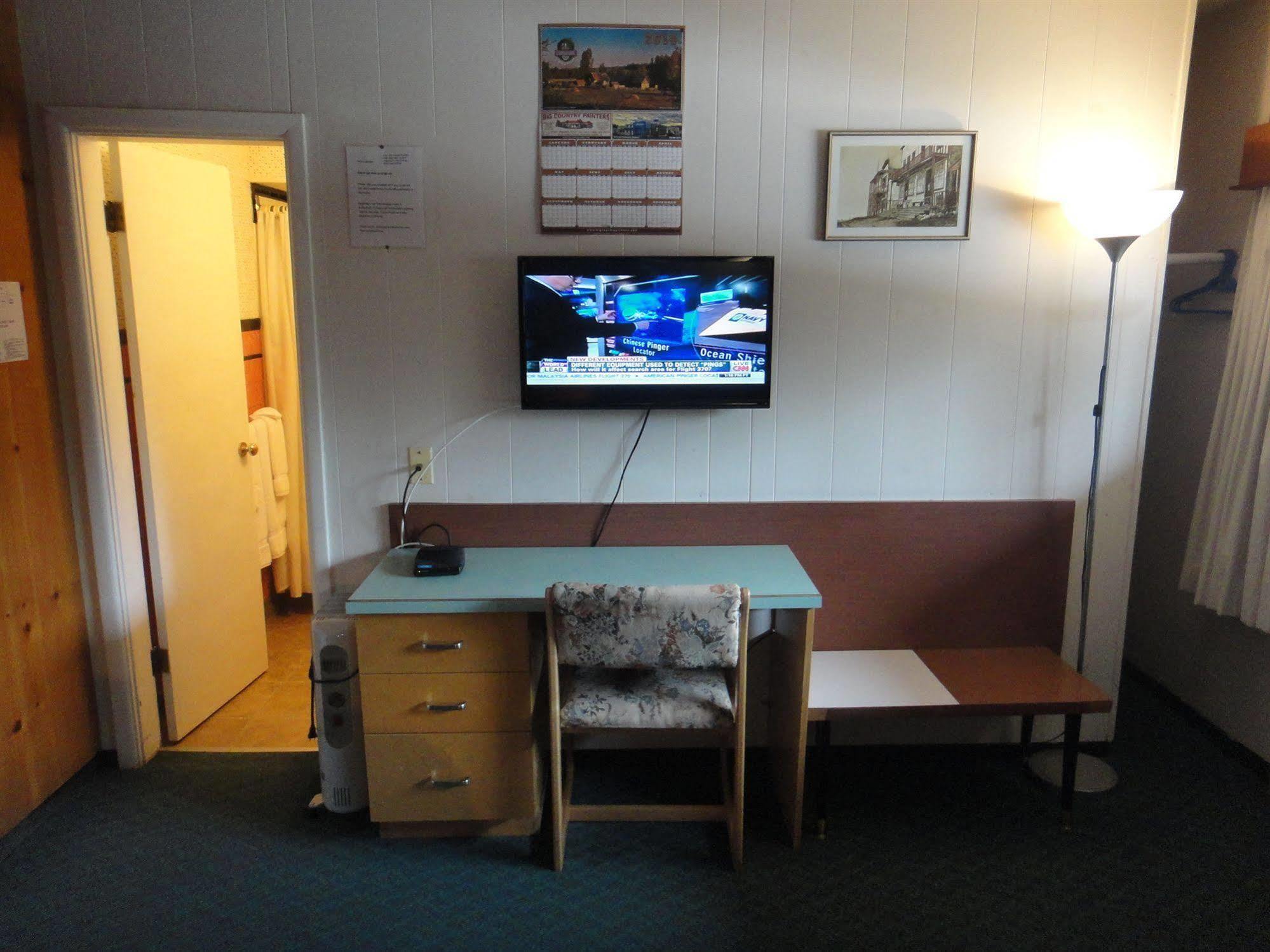 Airport Inn Quesnel Bagian luar foto