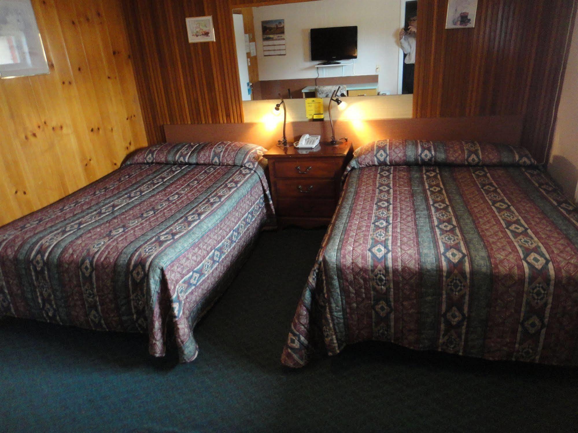 Airport Inn Quesnel Bagian luar foto