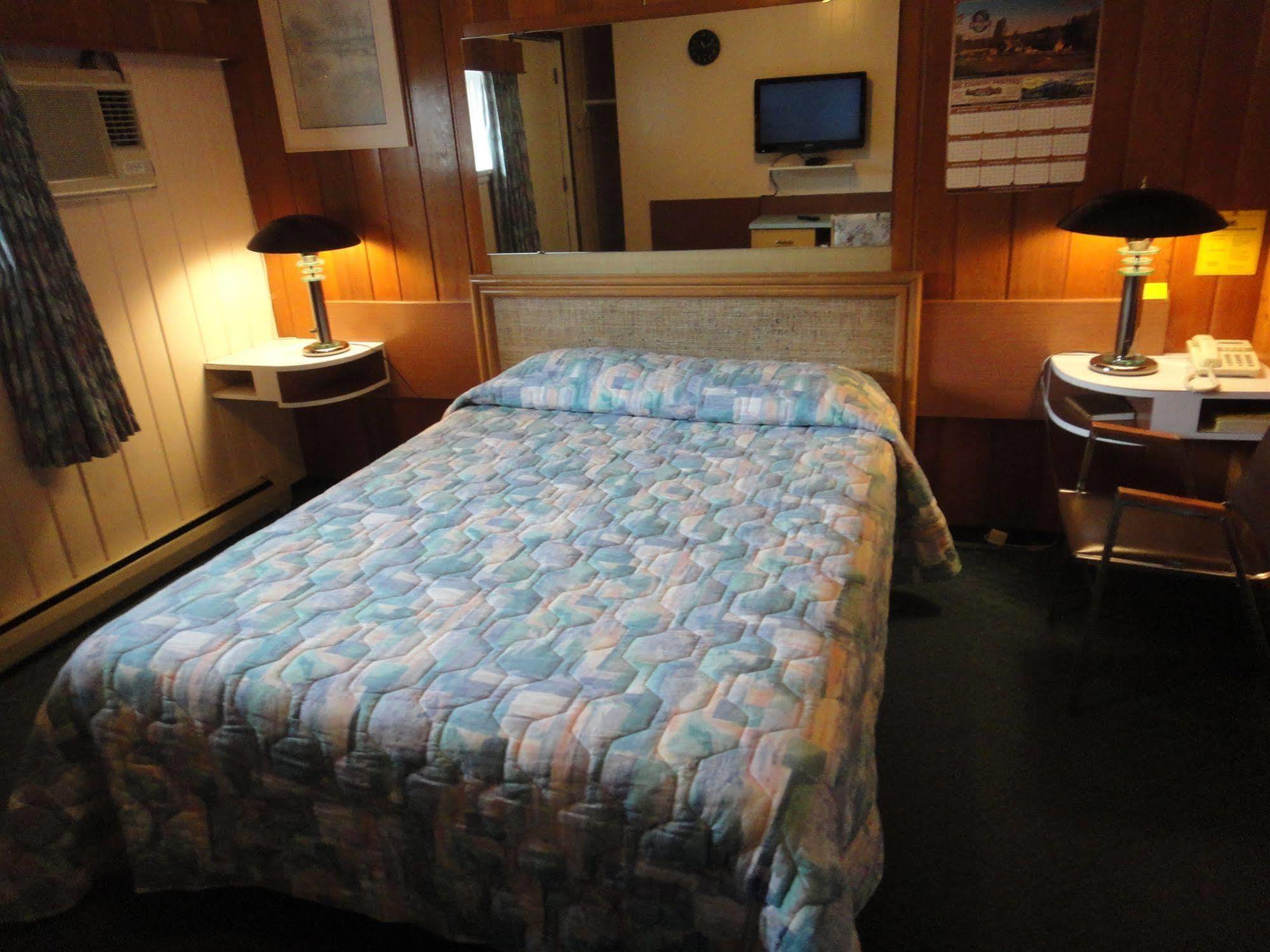 Airport Inn Quesnel Bagian luar foto