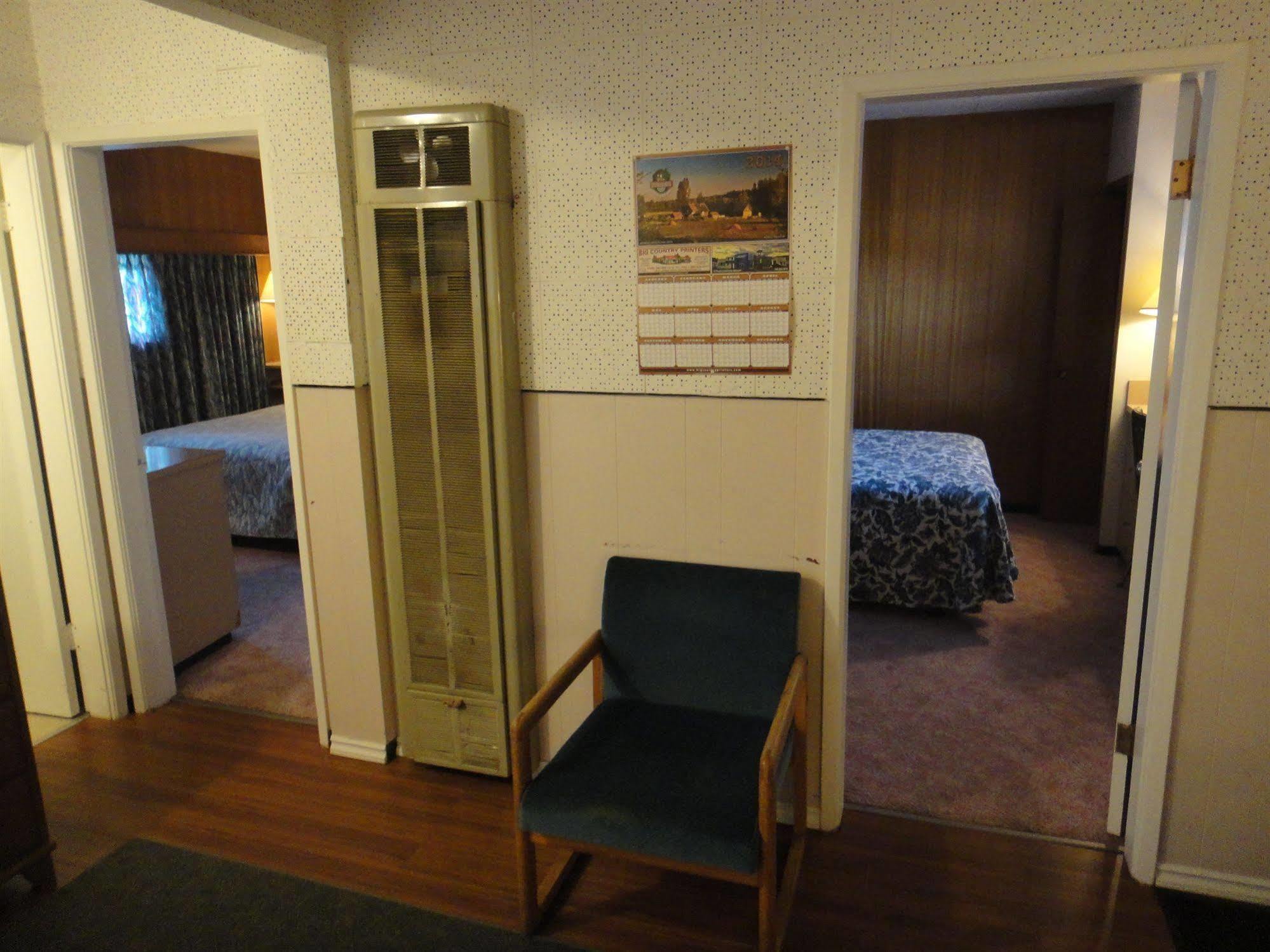 Airport Inn Quesnel Bagian luar foto
