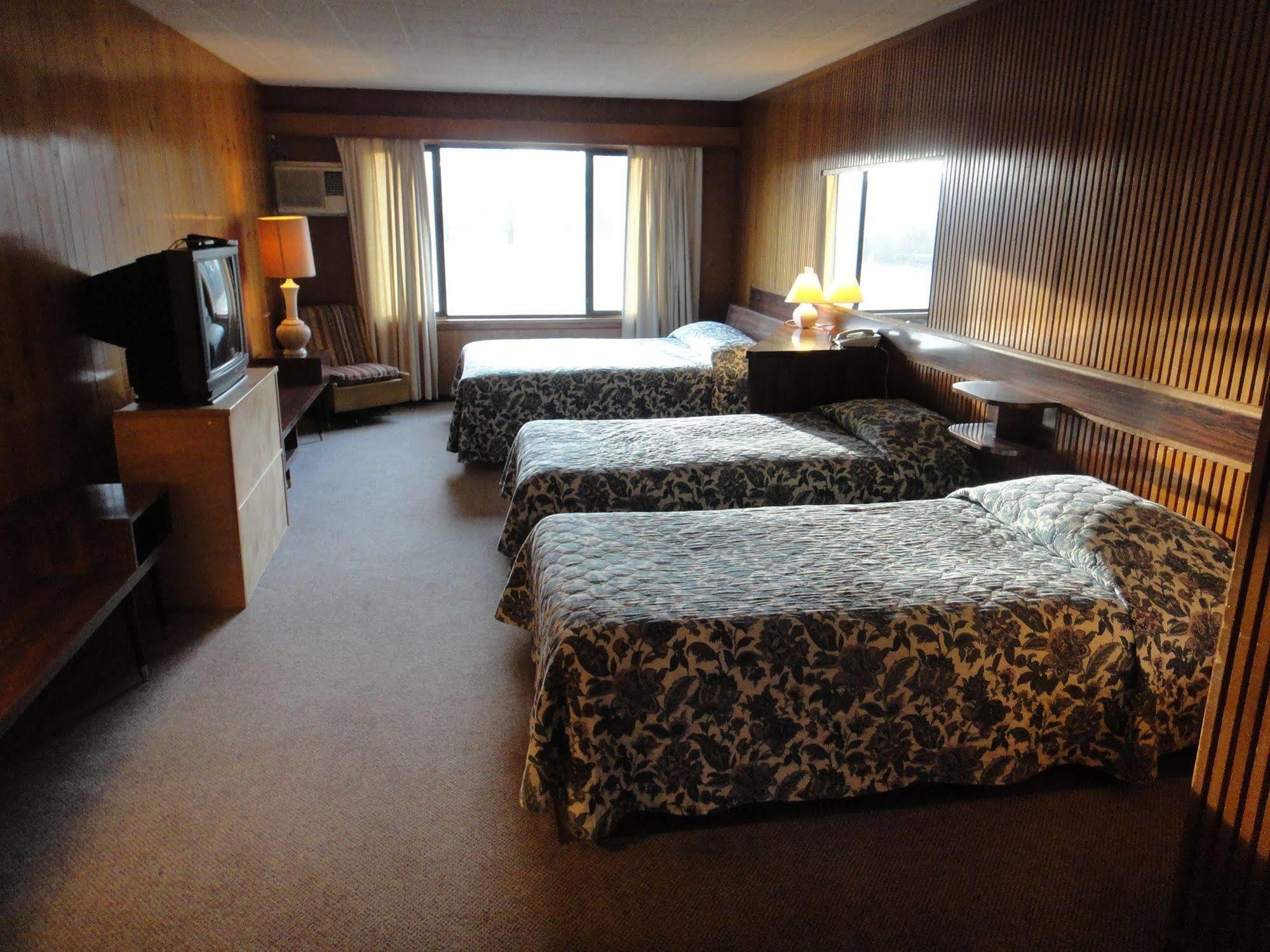 Airport Inn Quesnel Bagian luar foto