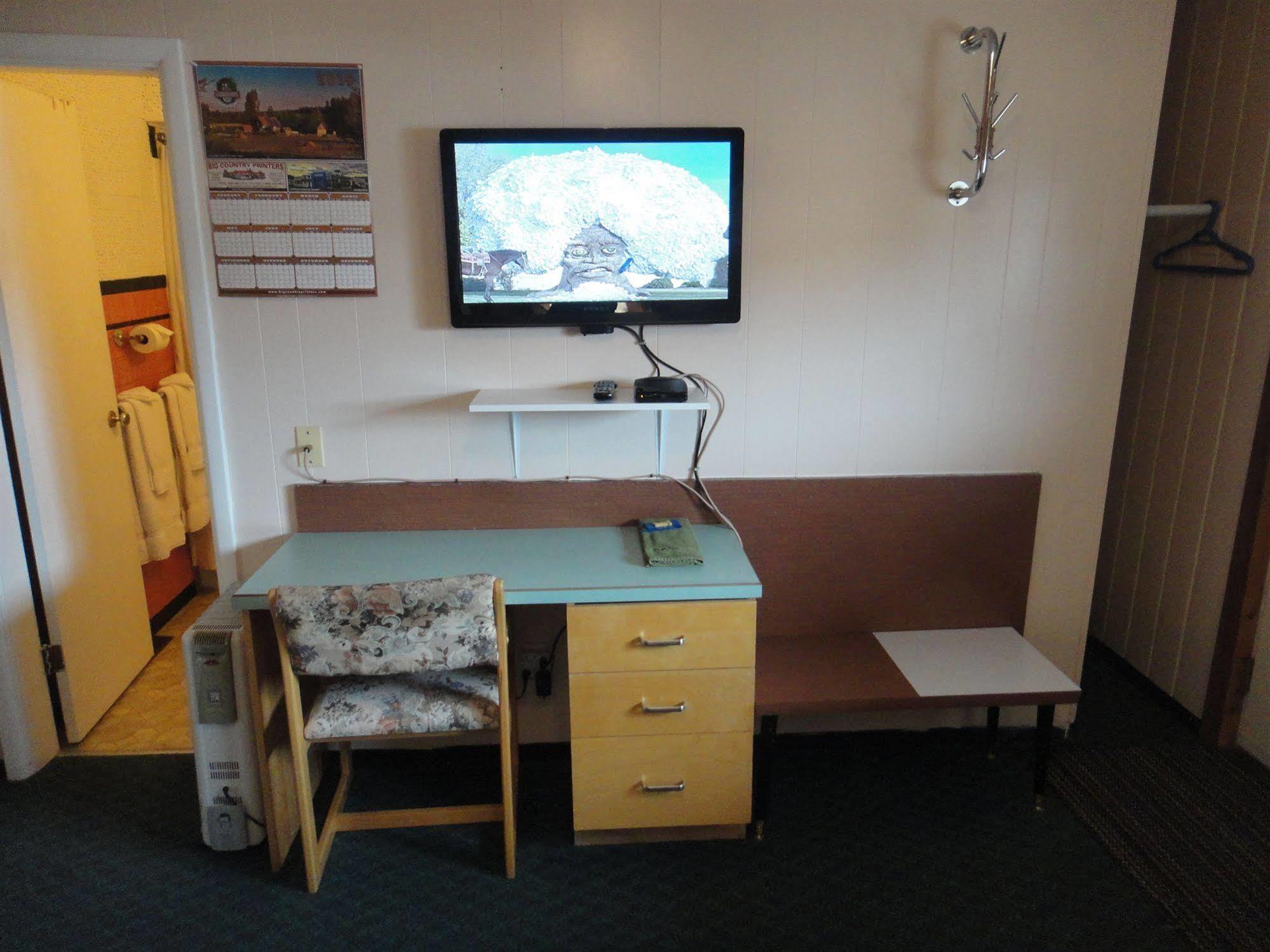 Airport Inn Quesnel Bagian luar foto
