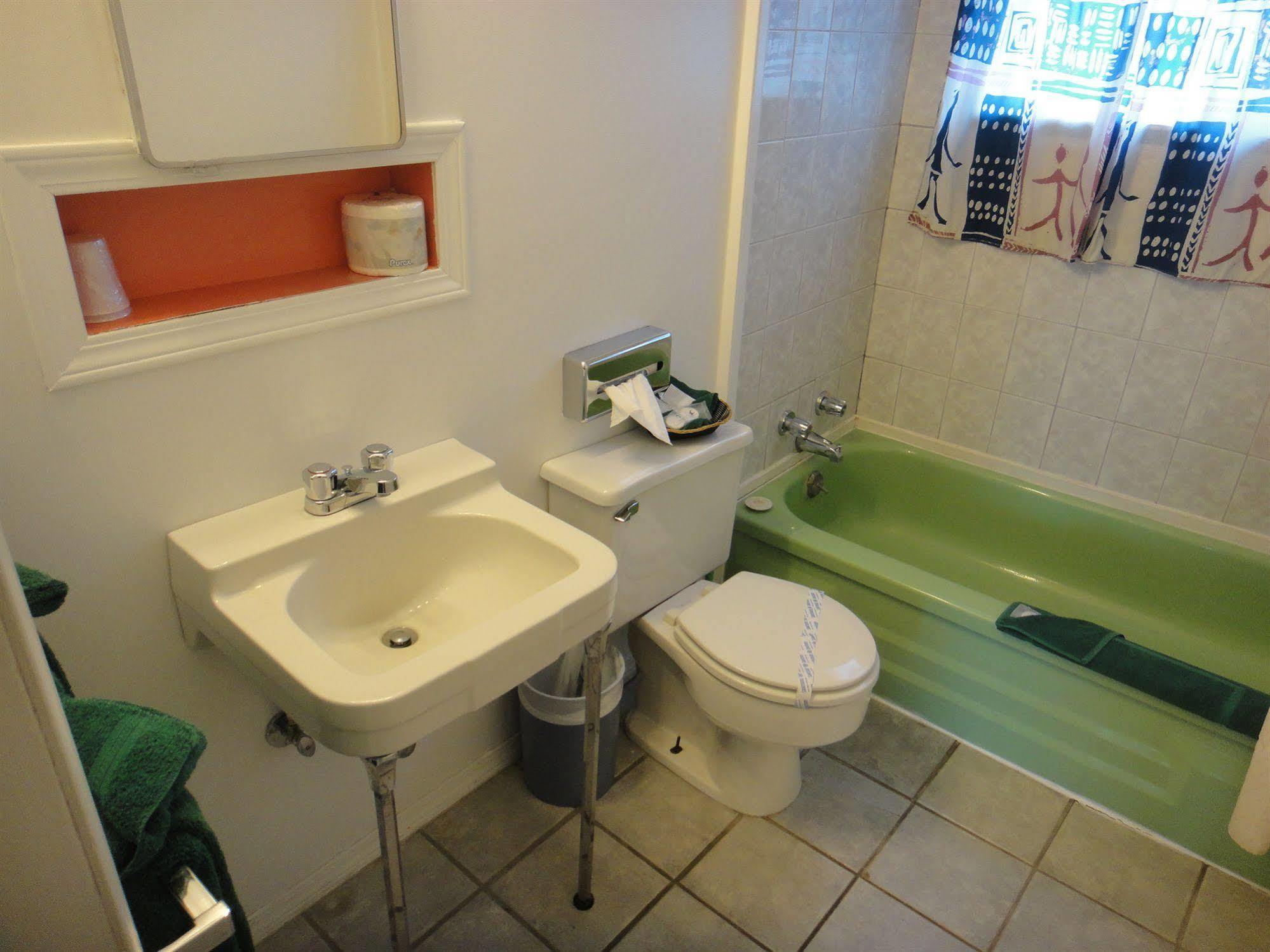 Airport Inn Quesnel Bagian luar foto