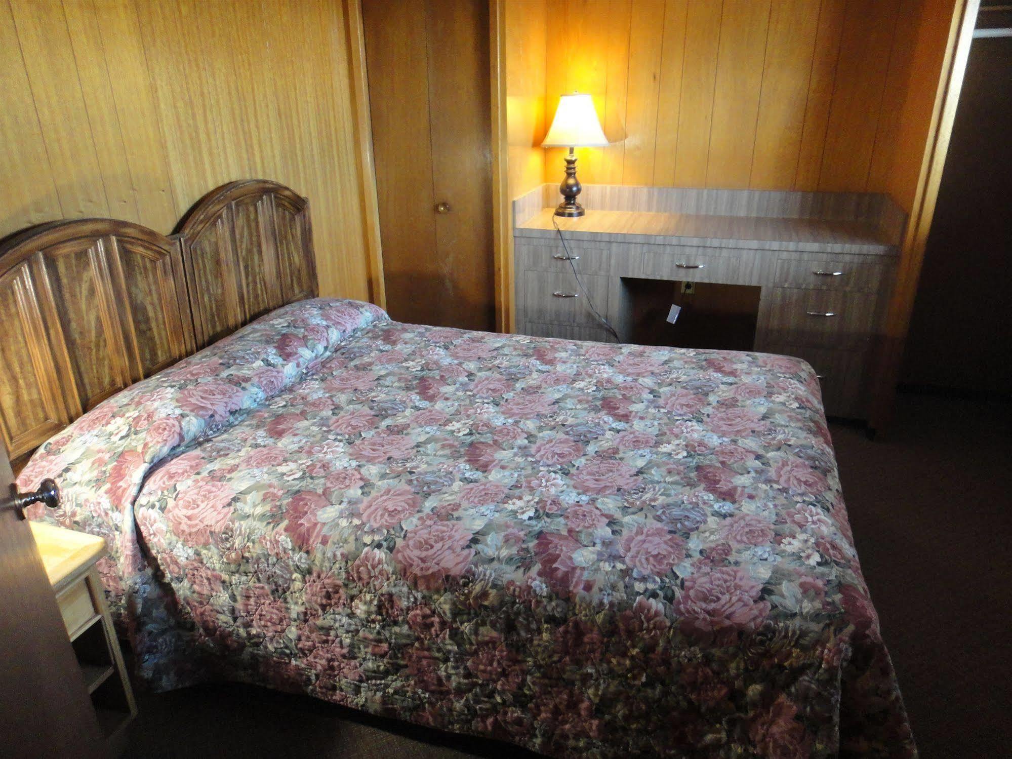 Airport Inn Quesnel Bagian luar foto