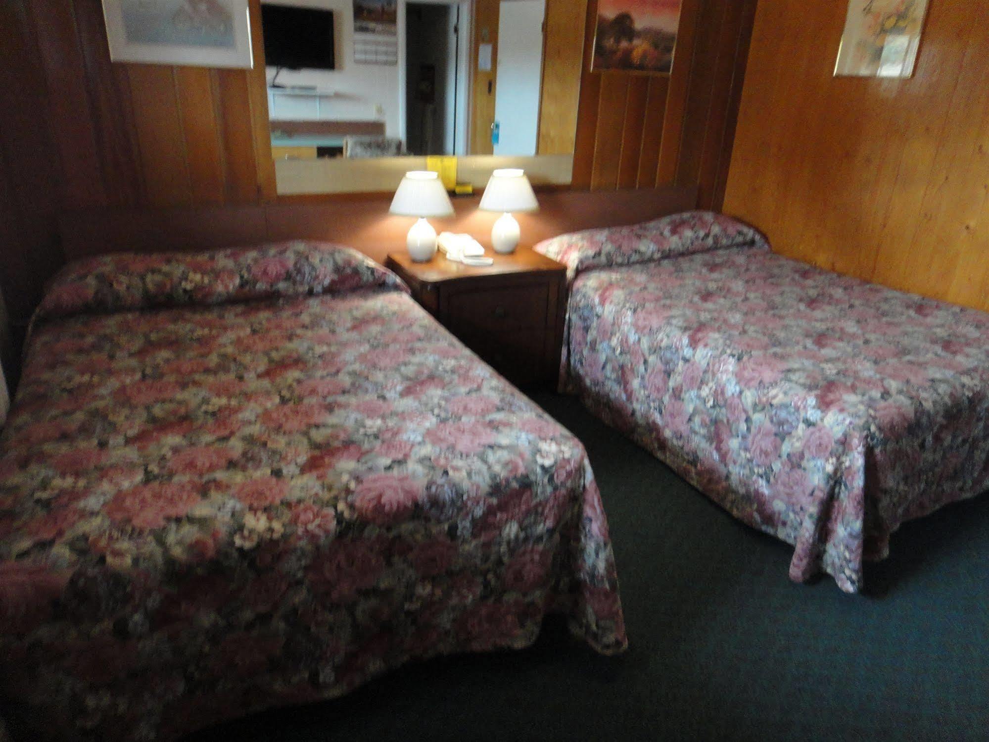 Airport Inn Quesnel Bagian luar foto