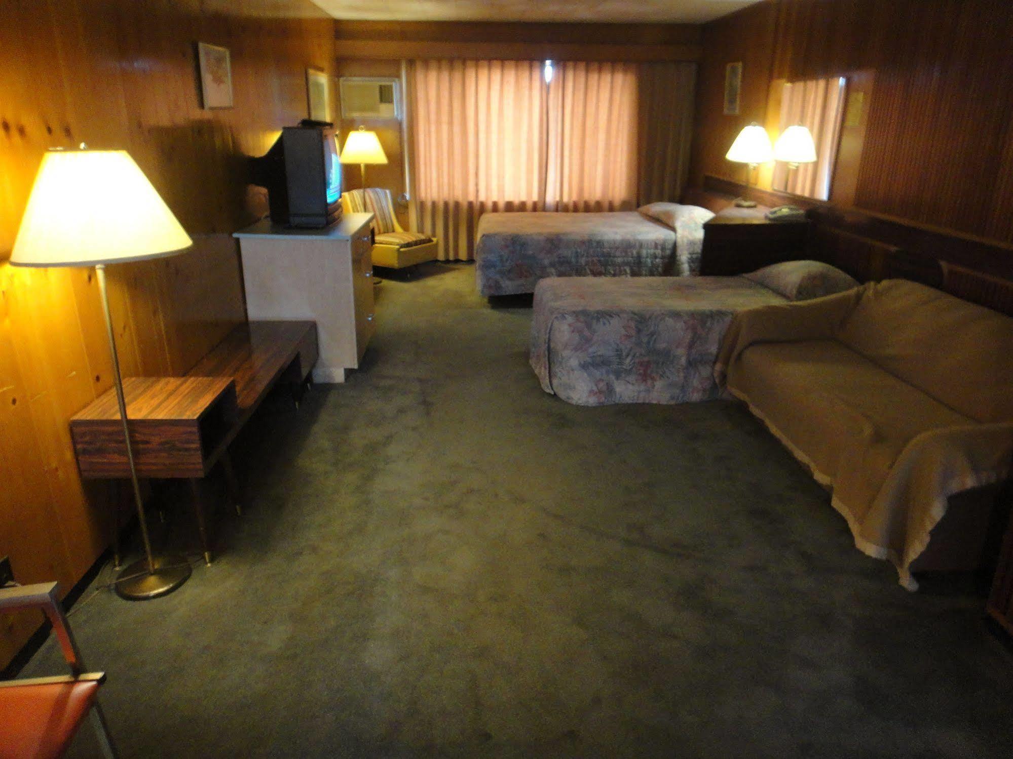 Airport Inn Quesnel Bagian luar foto