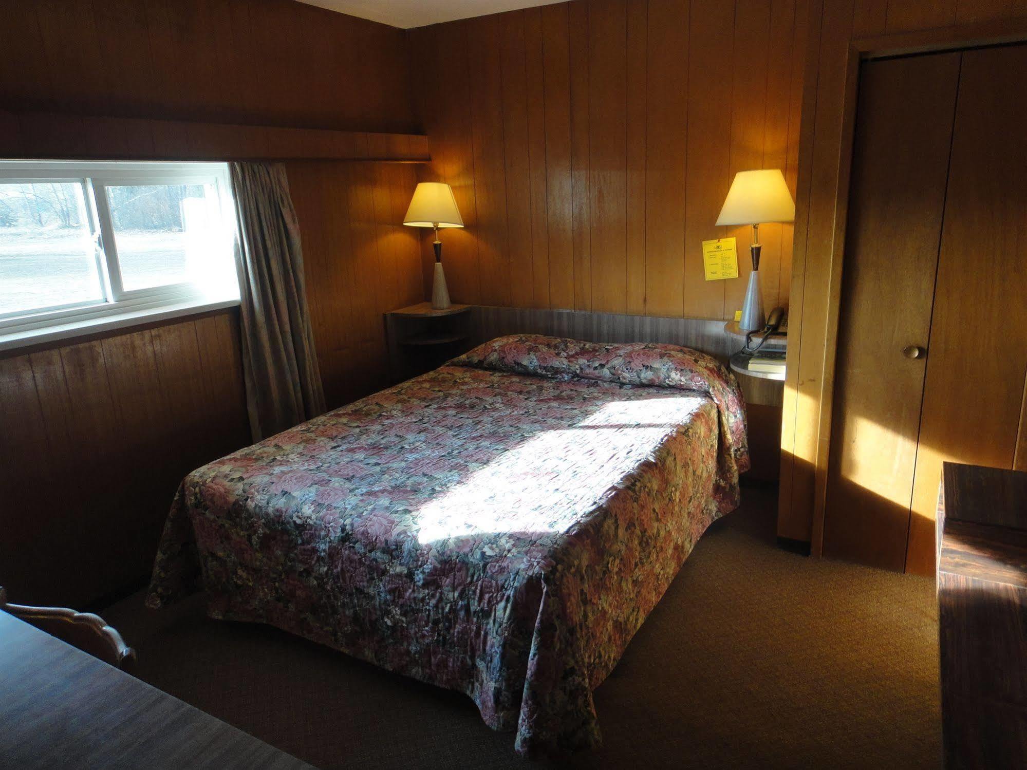 Airport Inn Quesnel Bagian luar foto