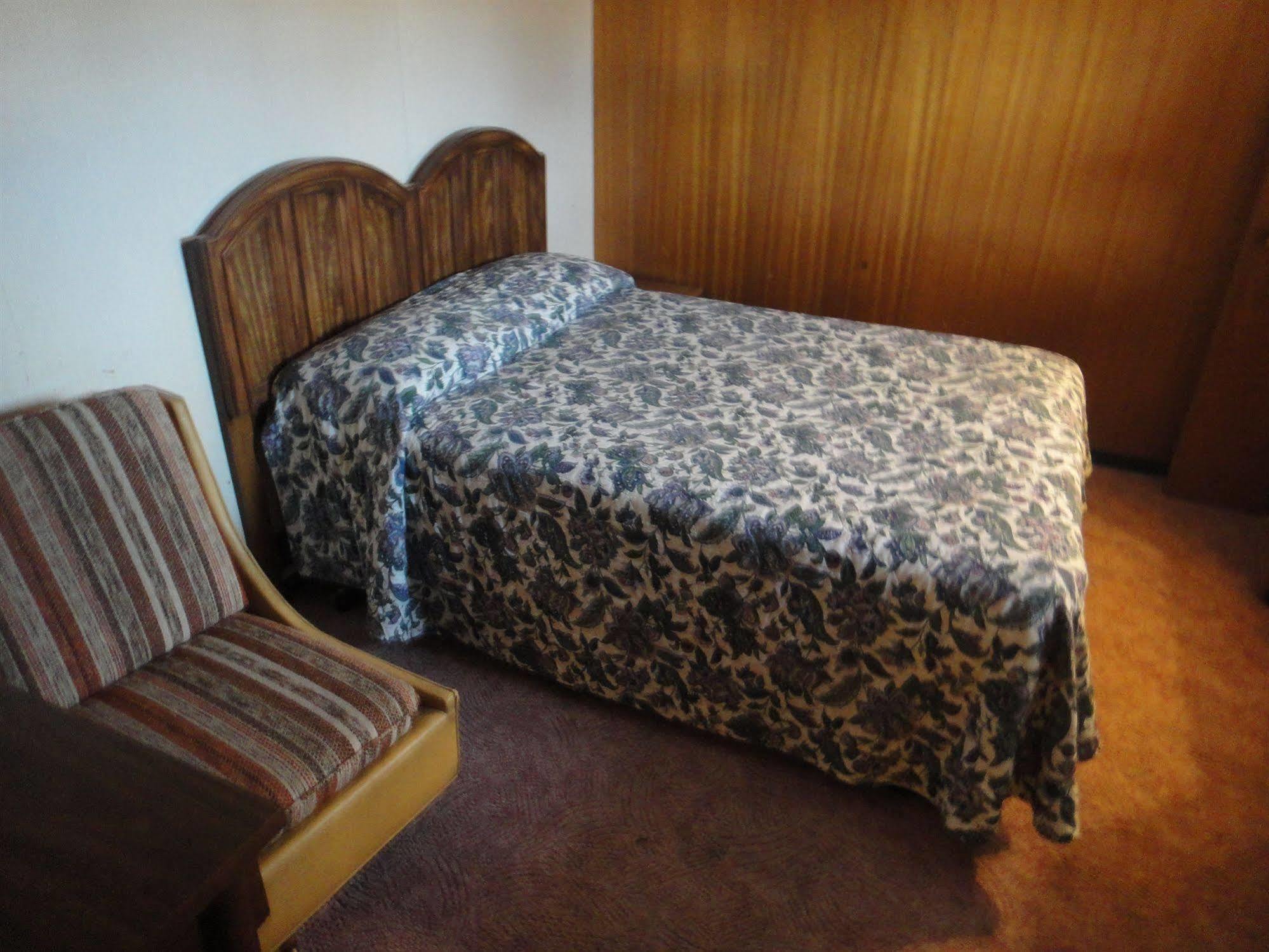 Airport Inn Quesnel Bagian luar foto