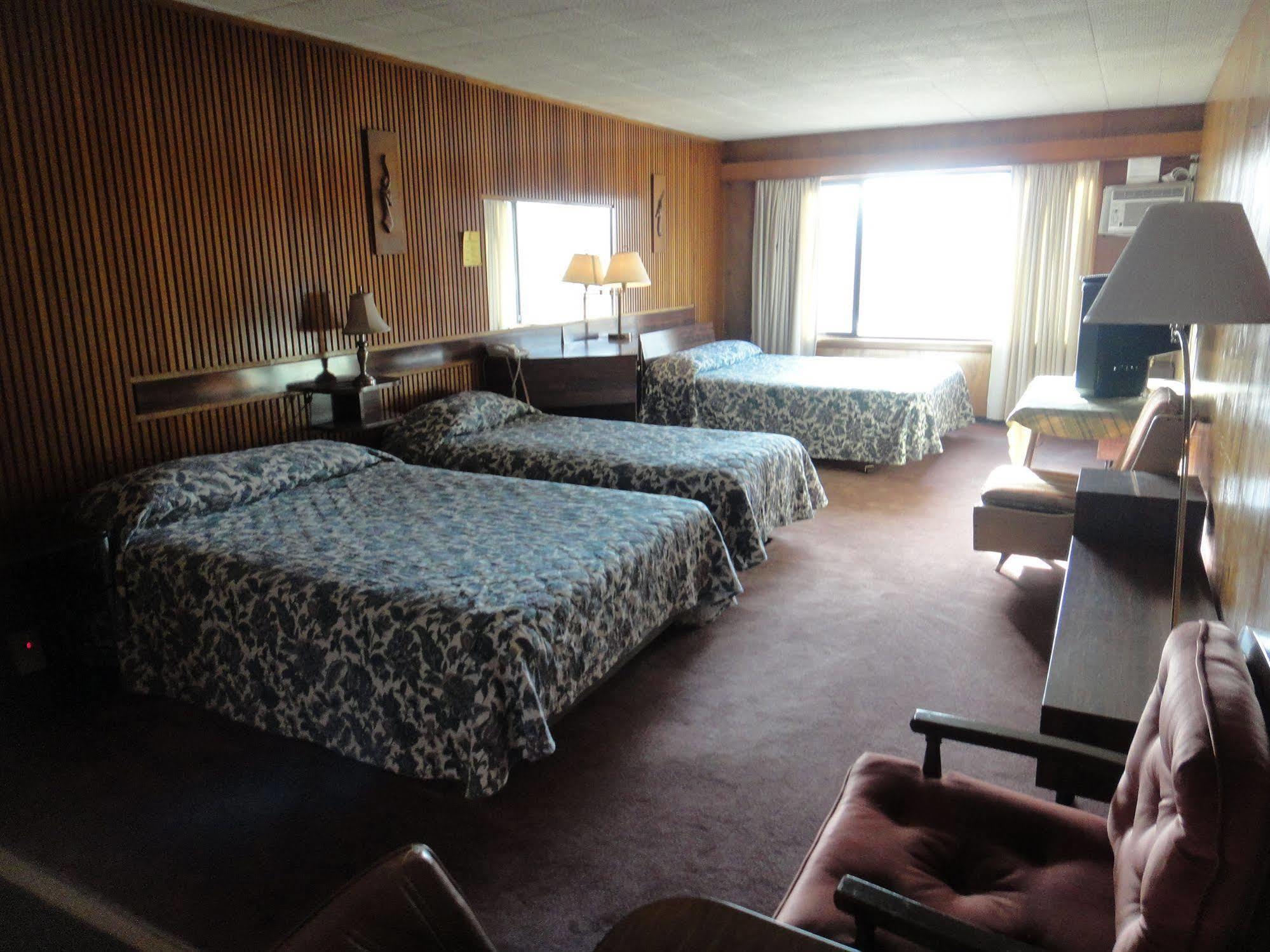 Airport Inn Quesnel Bagian luar foto