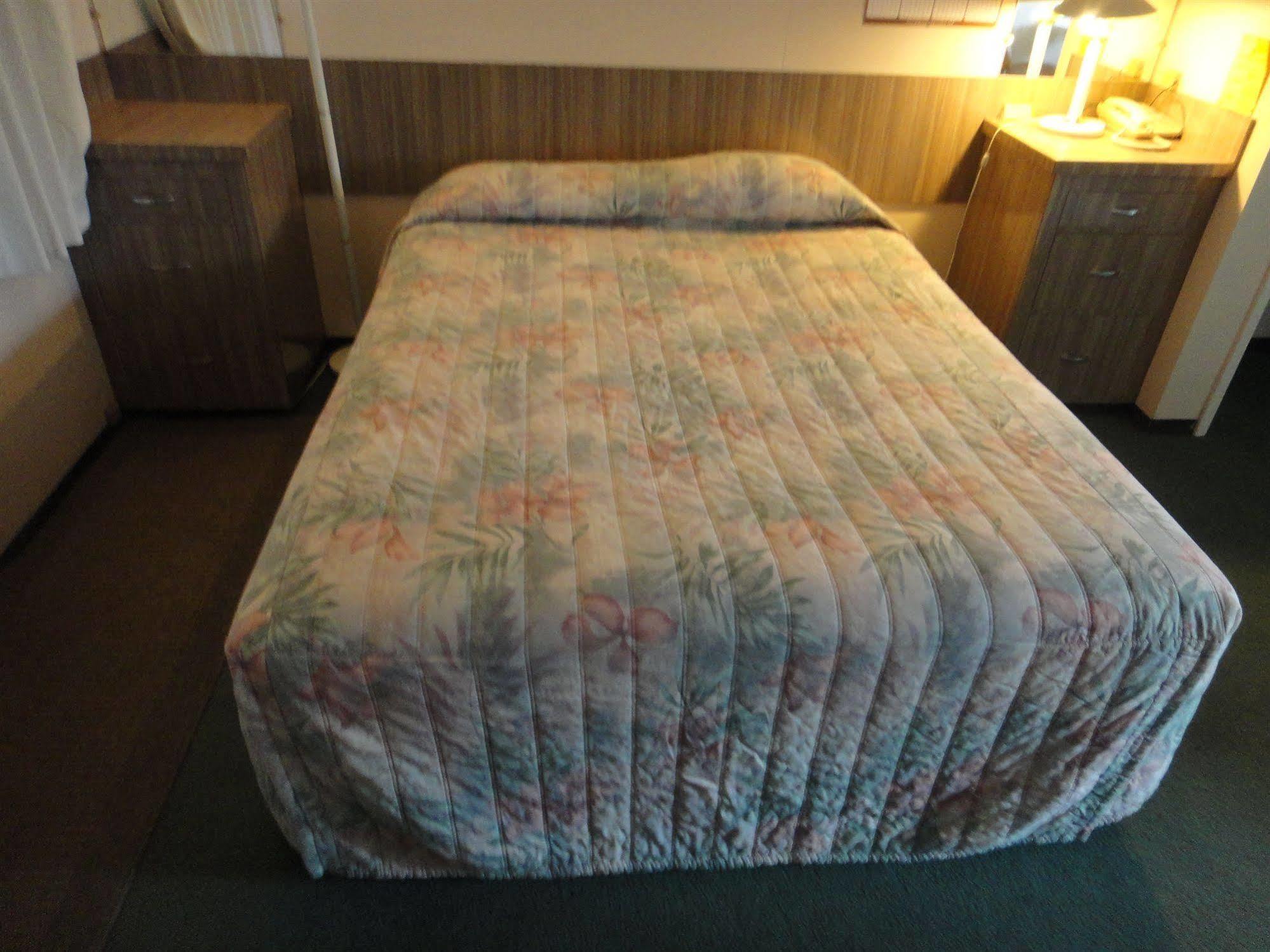 Airport Inn Quesnel Bagian luar foto
