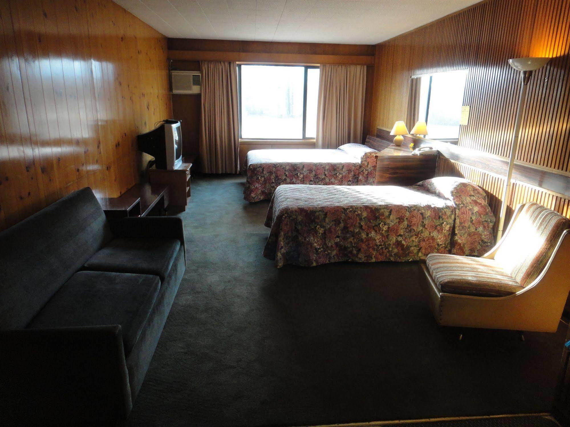 Airport Inn Quesnel Bagian luar foto