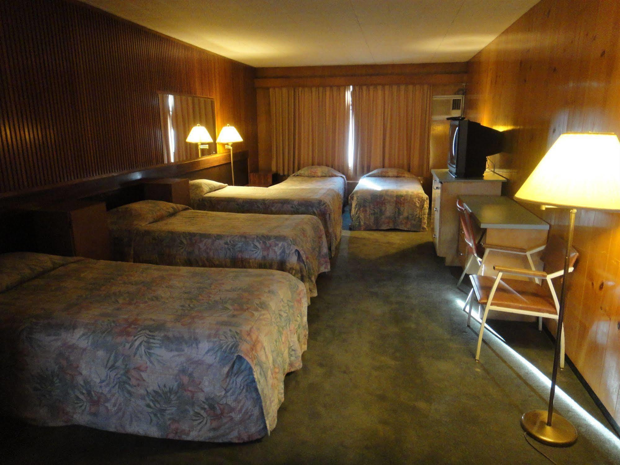 Airport Inn Quesnel Bagian luar foto
