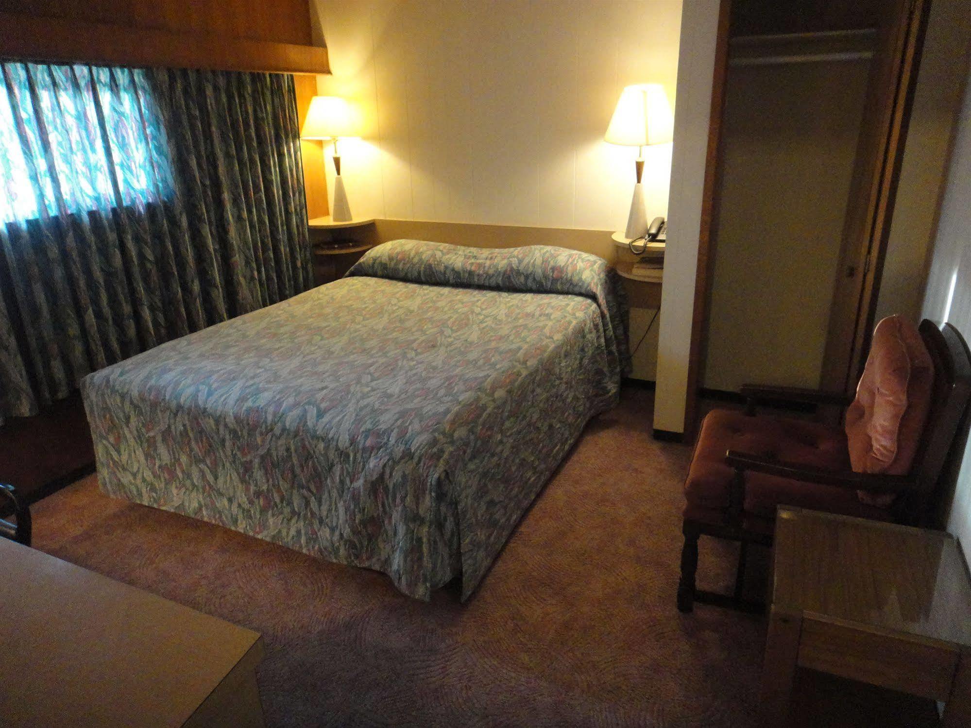 Airport Inn Quesnel Bagian luar foto