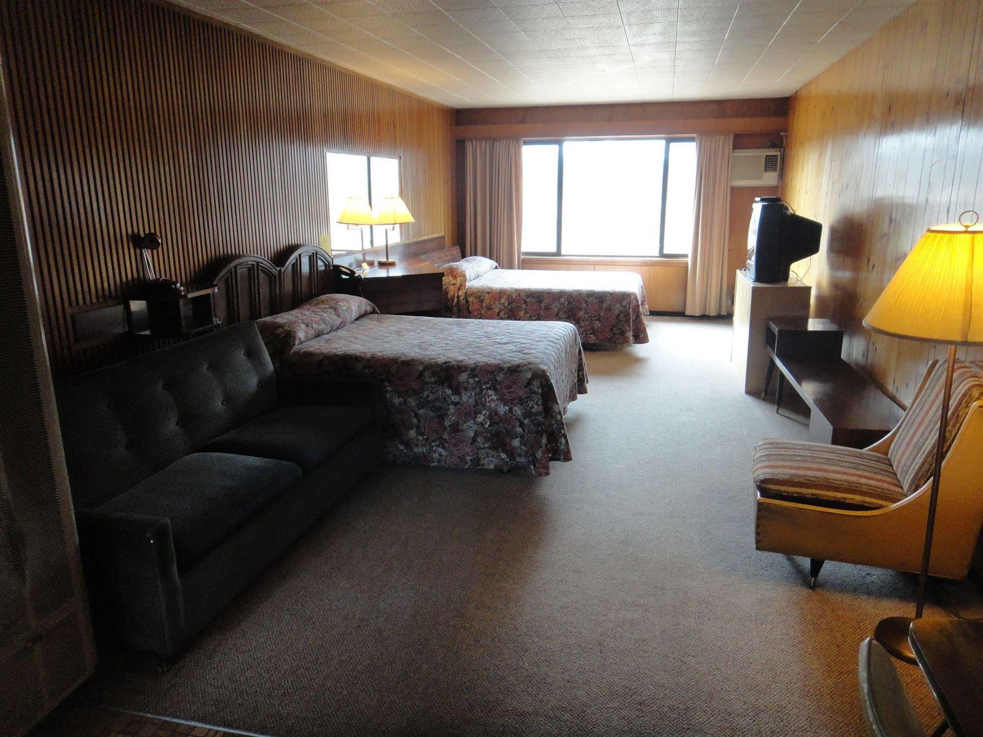 Airport Inn Quesnel Bagian luar foto