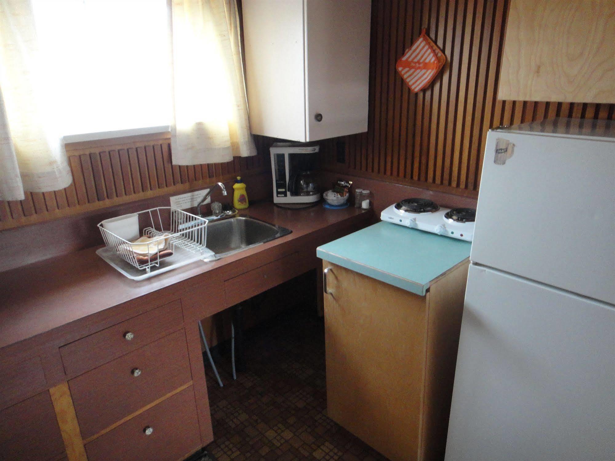 Airport Inn Quesnel Bagian luar foto