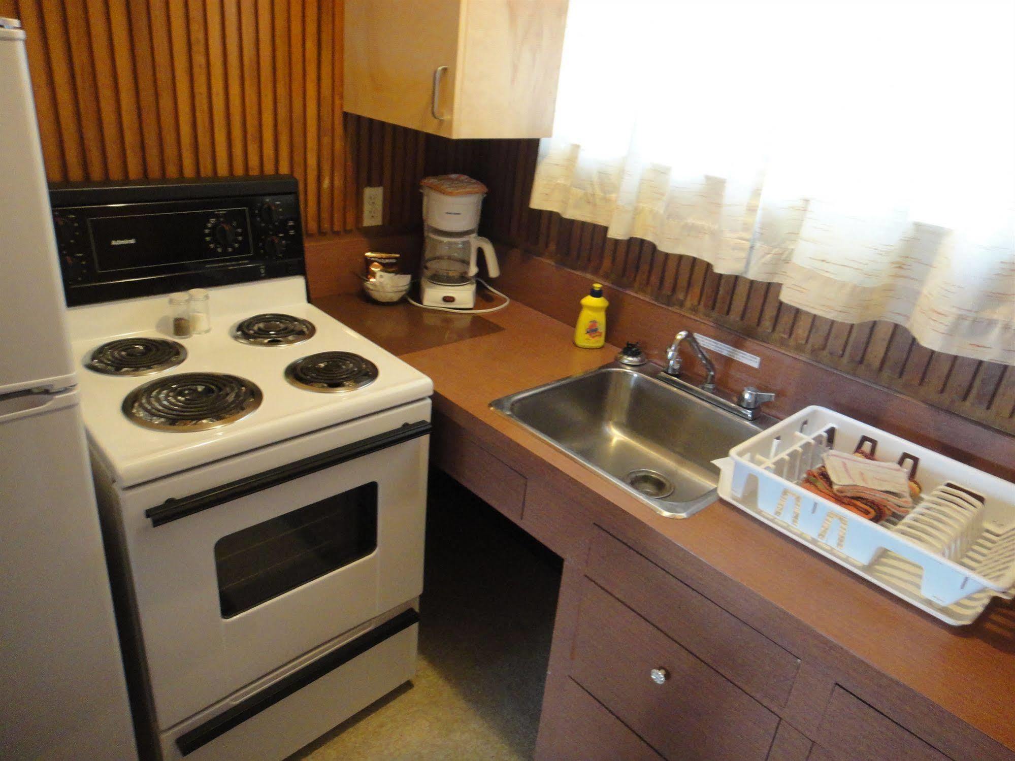 Airport Inn Quesnel Bagian luar foto