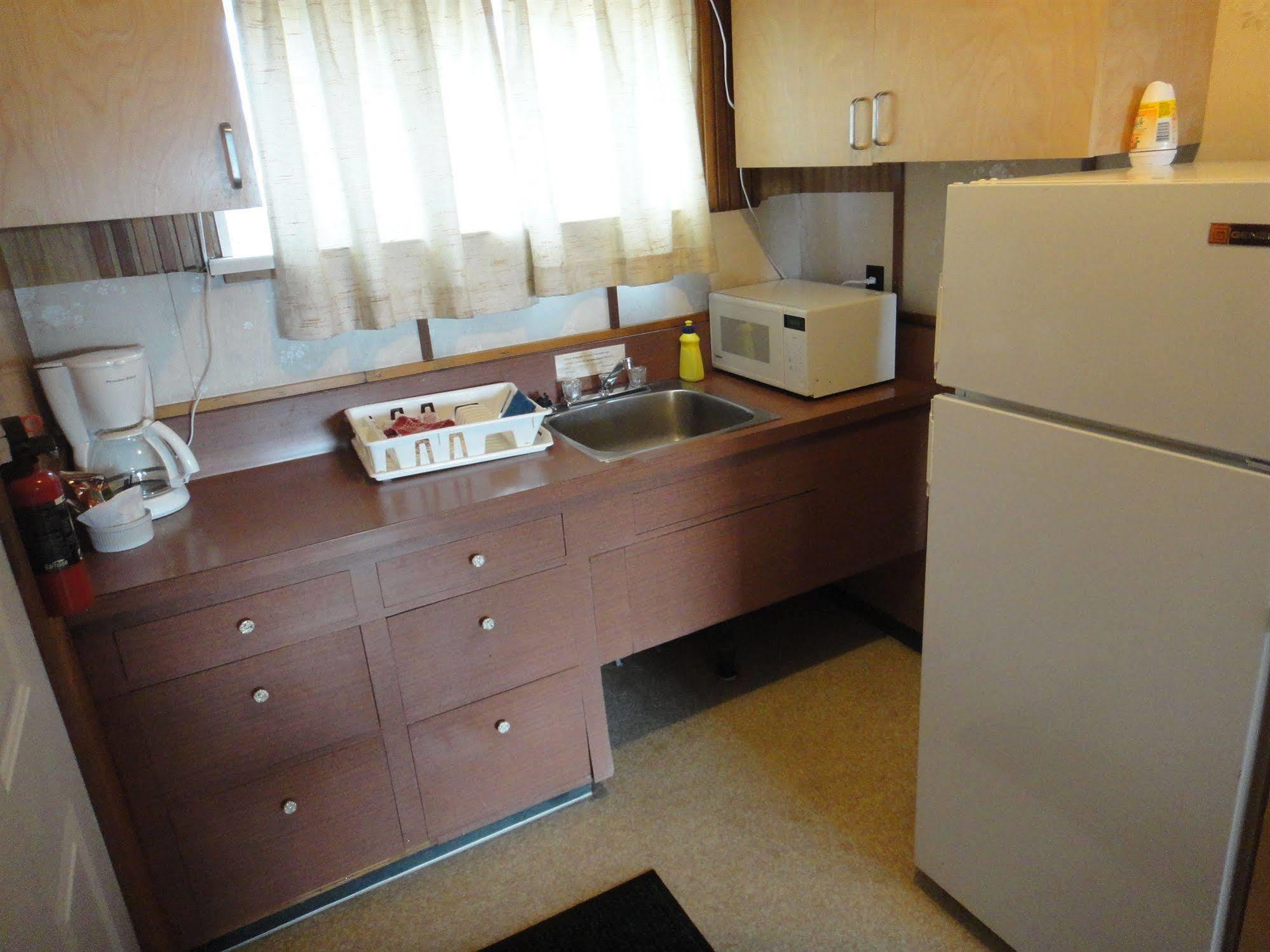 Airport Inn Quesnel Bagian luar foto