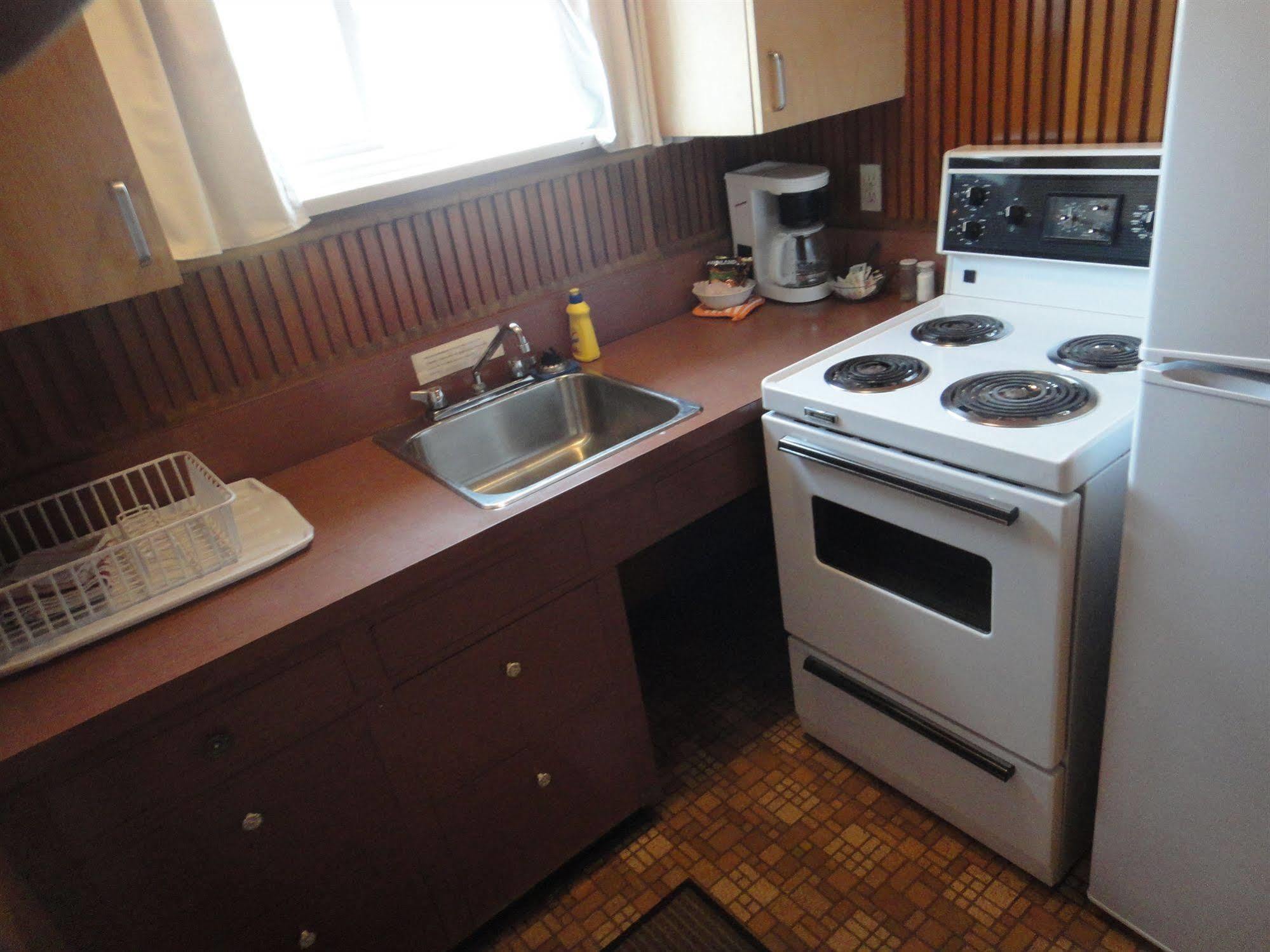 Airport Inn Quesnel Bagian luar foto