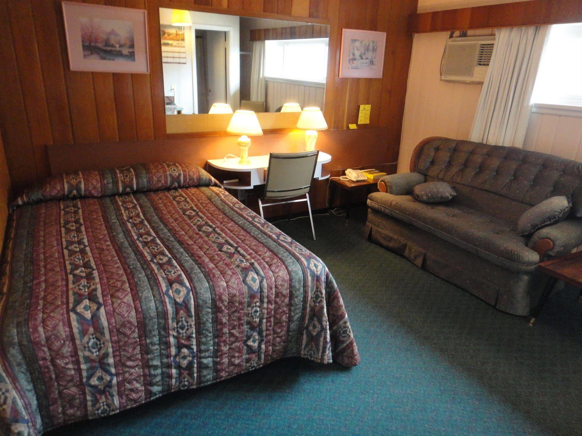 Airport Inn Quesnel Bagian luar foto